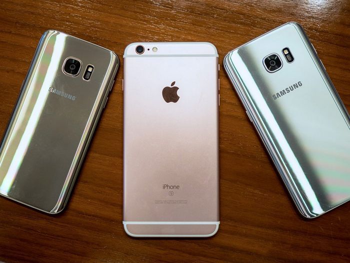 Samsung galaxy s7 vs iphone 7 от apple: противостояние 2016 года