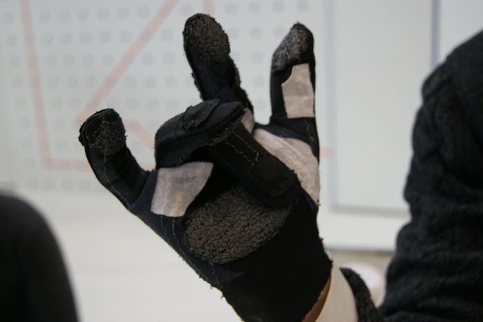 Сенсорная перчатка позволяет слепоглухим общаться